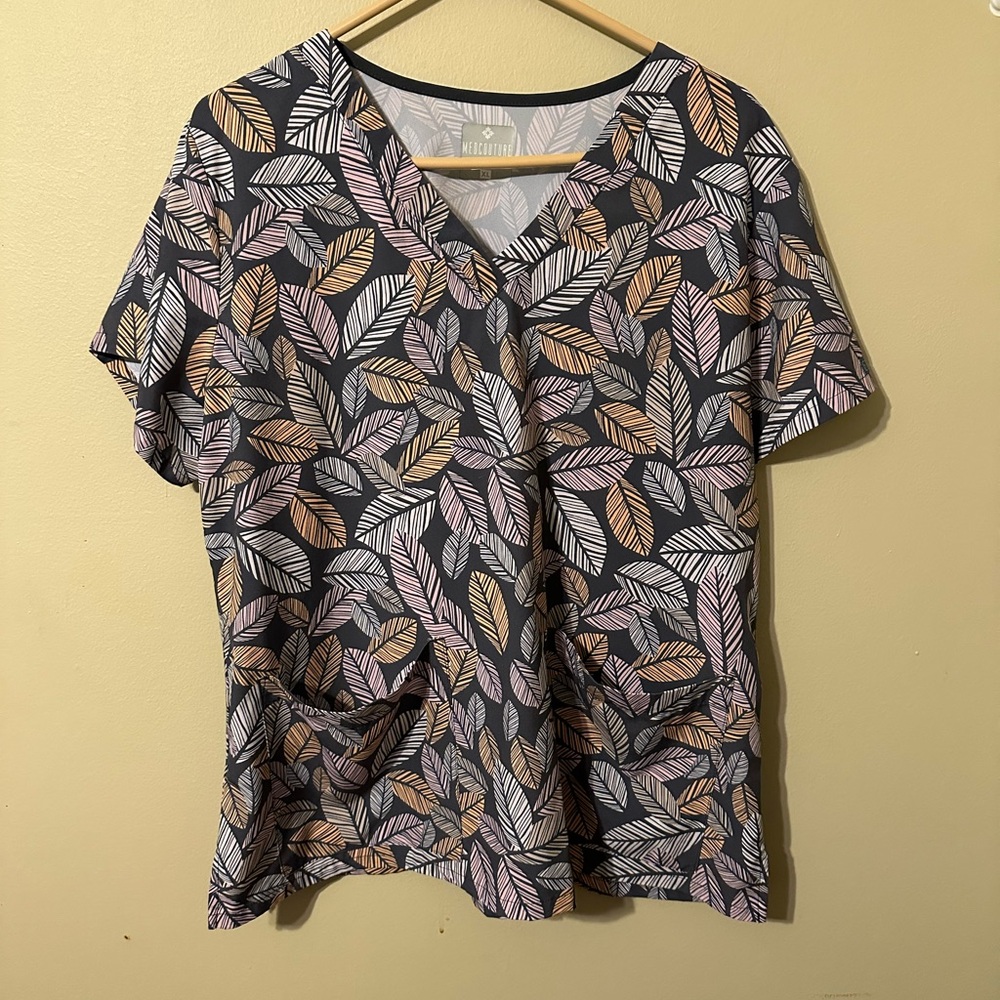 Med Couture Leaf Pattern V-Neck Scrub Top, size X-Large